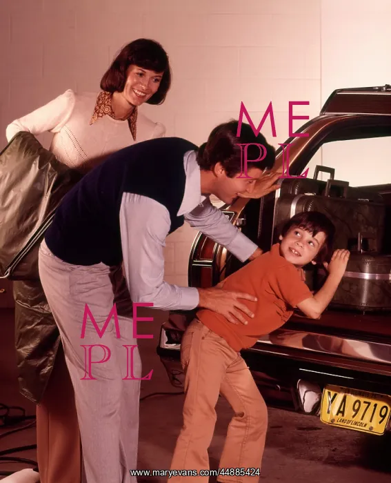 : 1970s Family Laoding Trunk Station : 1970s Family Laoding Trunk Station