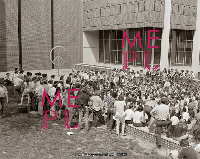 : 1970s Group Young College Students in Protest Demonstrati : 1970s Group Young College Students in Protest Demonstrati