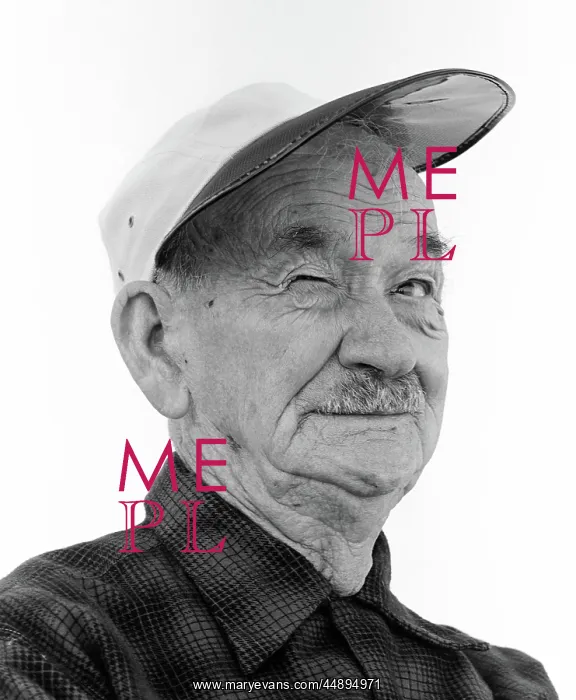  : 1970s HEAD-ON PORTRAIT OF ELDERLY MAN WEARING