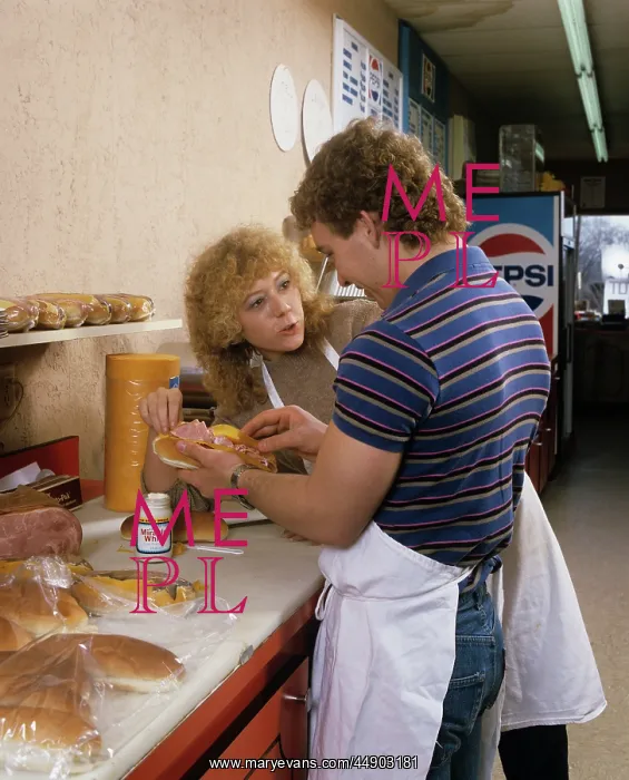  : 1980s 1990s YOUNG MAN WORKING MAKING SANDWICH