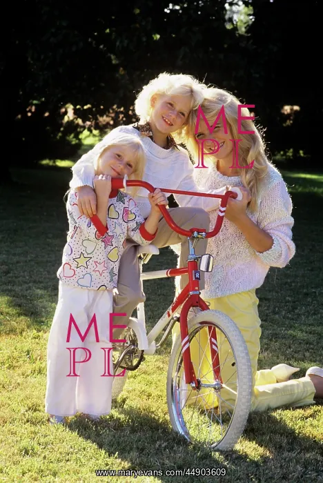 : 1980s MOTHER AND TWO DAUGHTERS OUTDOORS WITH
