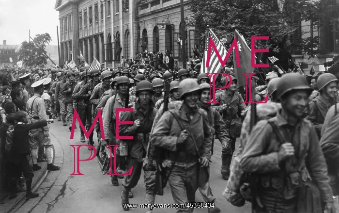 : 1st Div. U.S. Marines were greeted by crowds of : 1st Div. U.S. Marines were greeted by crowds of