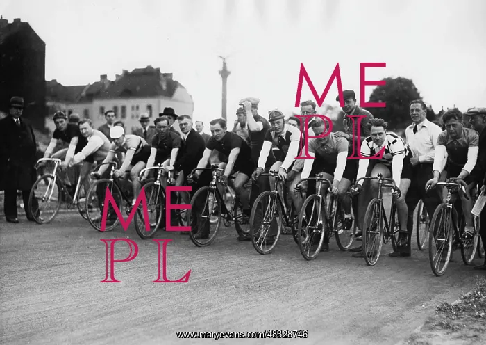 : 60-kilometer bicycle race in Berlin, 1935 : 60-kilometer bicycle race in Berlin, 1935