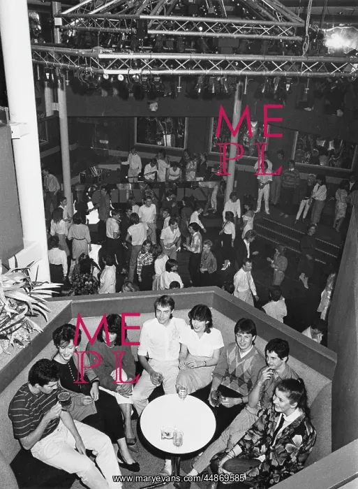 : 80S DISCO. Typical scene in a nightclub, with a group of young people enjoying a drink : 80S DISCO. Typical scene in a nightclub, with a group of young people enjoying a drink