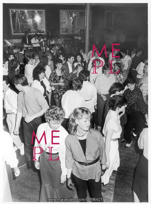 : 80S DISCO. Young people strutting their stuff on the dance floor : 80S DISCO. Young people strutting their stuff on the dance floor