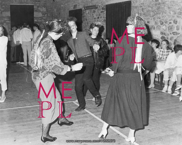  : 80S DISCO. Drop-waist dresses, long skirts with jazzy blouses, stilettos
