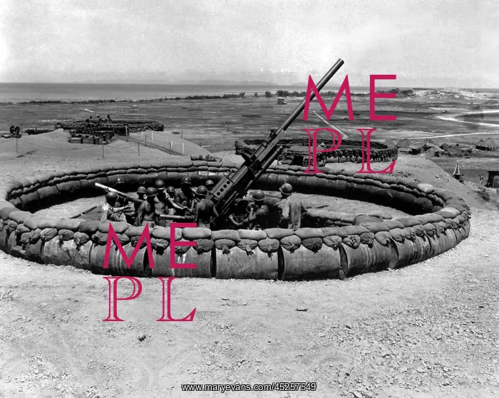 : 90mm anti-aircraft gun emplacement with crew in : 90mm anti-aircraft gun emplacement with crew in
