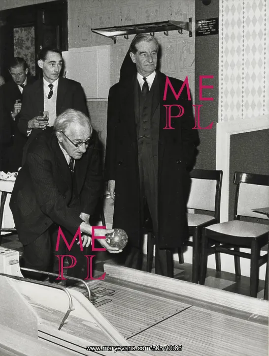 : A. P. Herbert, trialling a modern indoor skittles game : A. P. Herbert, trialling a modern indoor skittles game
