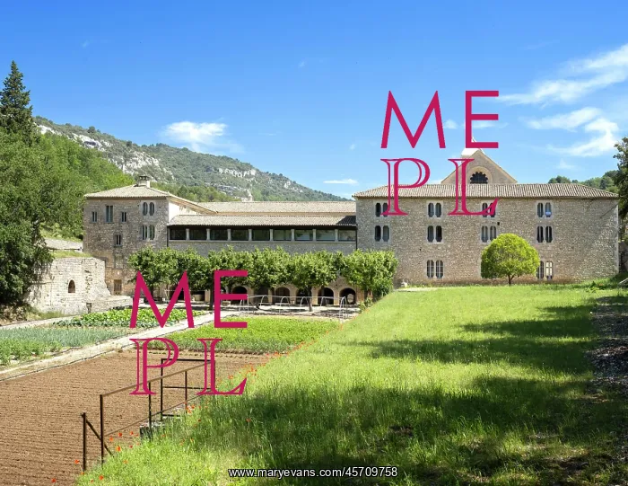 : Abbaye Notre-Dame de Senanque, Gordes, Provence, France : Abbaye Notre-Dame de Senanque, Gordes, Provence, France