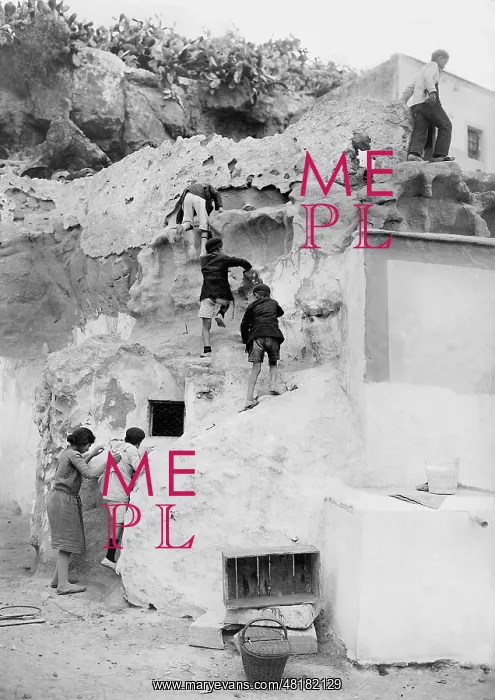: Access to a cliff dwelling in Almeria, 1932 : Access to a cliff dwelling in Almeria, 1932