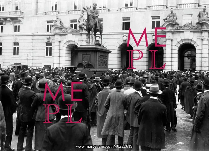 : Accumulation in front of the Ministry of War, 1914 : Accumulation in front of the Ministry of War, 1914