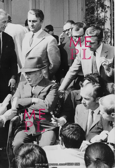 : The actor Charlie Chaplin with pressmen. 4th May : The actor Charlie Chaplin with pressmen. 4th May