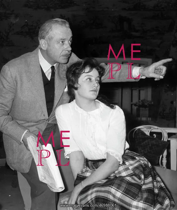 : Actor Fernand Gravey directing an actress : Actor Fernand Gravey directing an actress