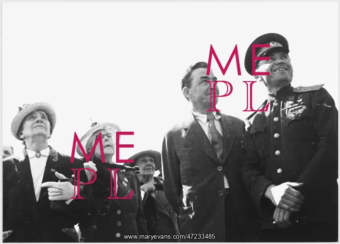 : ACTORS HELP WAR EFFORT : ACTORS HELP WAR EFFORT