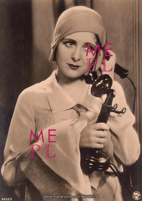: Actress Billie Dove on the phone : Actress Billie Dove on the phone
