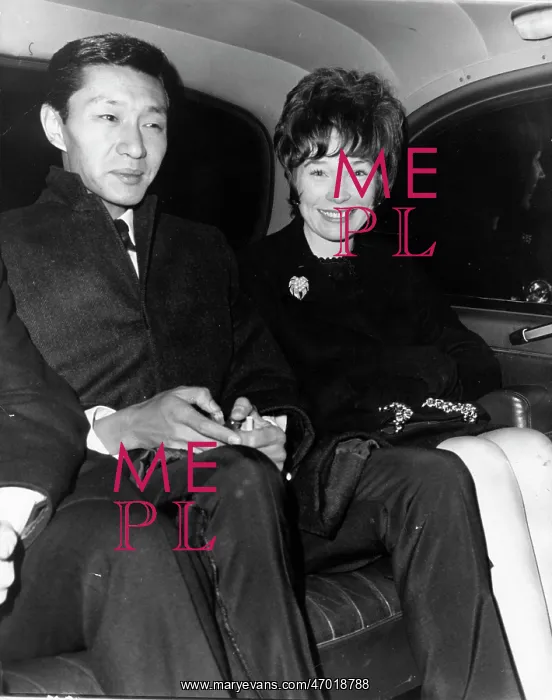 : Actress Shirley MacLaine 1934 - : Actress Shirley MacLaine 1934 -