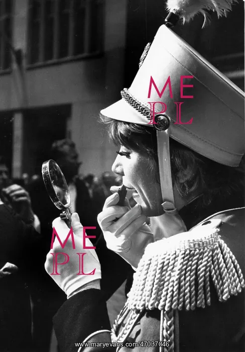 : Actress Shirley MacLaine 1934 - : Actress Shirley MacLaine 1934 -