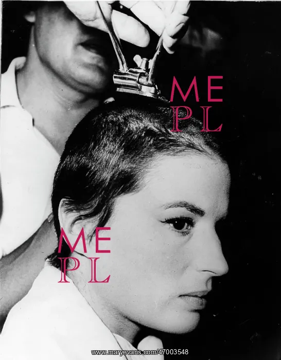 : Actress Silvana Mangano getting her hair cut : Actress Silvana Mangano getting her hair cut