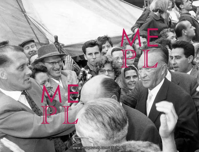 : Adenauer in refugee camp Marienfelde : Adenauer in refugee camp Marienfelde
