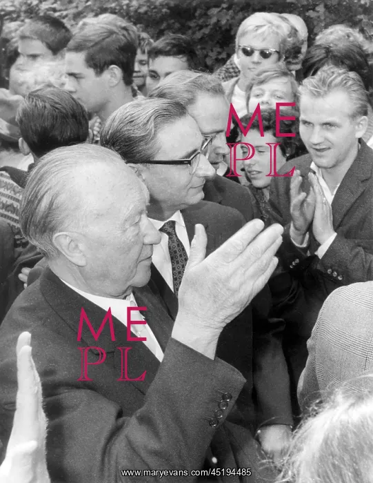 : Adenauer in refugee camp Marienfelde : Adenauer in refugee camp Marienfelde