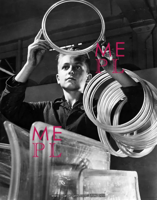 : Adolescent in the Junkers plant, 1941 : Adolescent in the Junkers plant, 1941