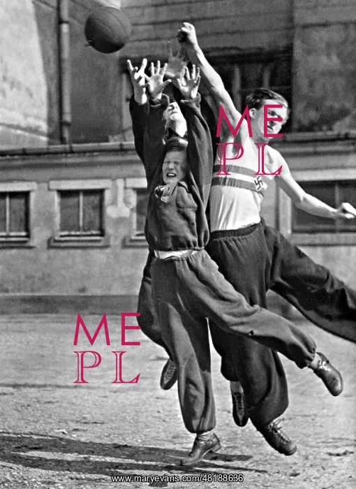  : Adolescents during a handball game, 1940