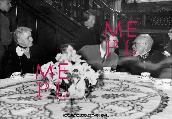 : Adolf Hitler : Adolf Hitler