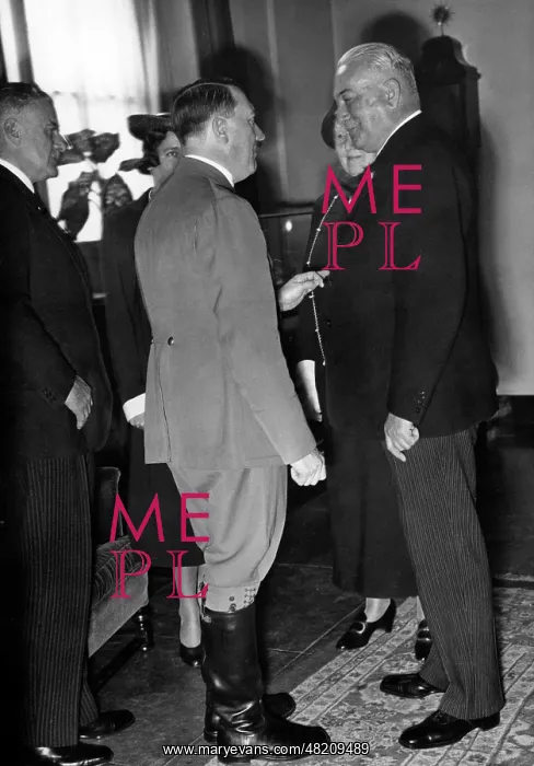 : Adolf Hitler : Adolf Hitler