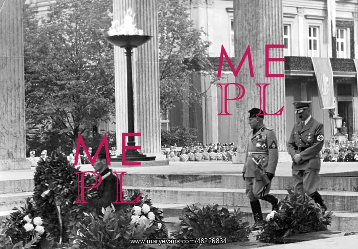 : Adolf Hitler and Benito Mussolini at the Ehrentempel : Adolf Hitler and Benito Mussolini at the Ehrentempel