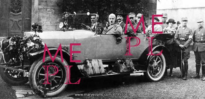 : Adolf Hitler with his bodyguards on the so-called : Adolf Hitler with his bodyguards on the so-called