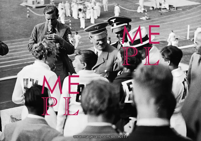 : Adolf Hitler congratulates the winners of the javelin throwi : Adolf Hitler congratulates the winners of the javelin throwi