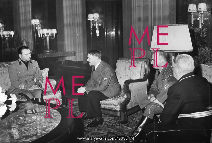 : Adolf Hitler with Count Dino Grandi, Italian Justice Ministe : Adolf Hitler with Count Dino Grandi, Italian Justice Ministe