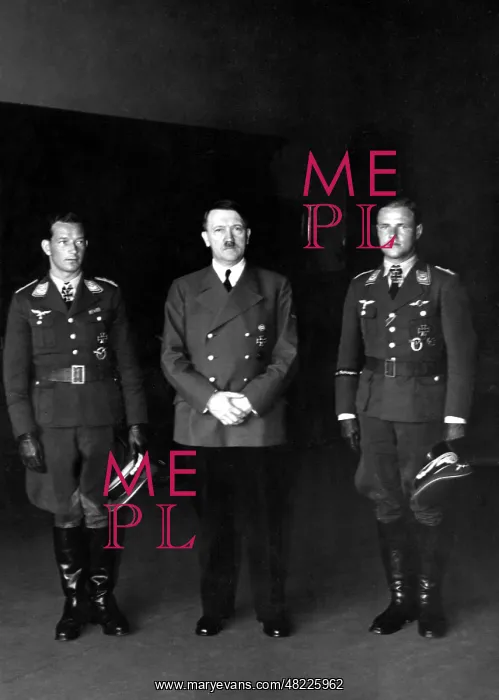 : Adolf Hitler with fighter pilots Joppien and Muncheberg : Adolf Hitler with fighter pilots Joppien and Muncheberg