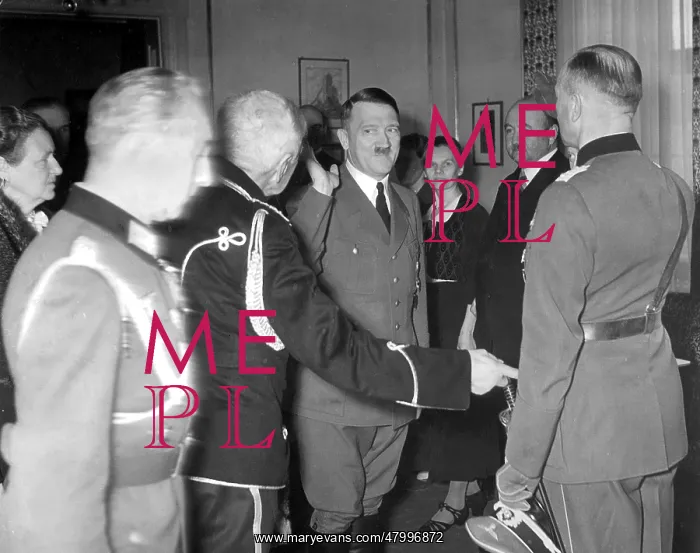 : Adolf Hitler greets August von Mackensen : Adolf Hitler greets August von Mackensen