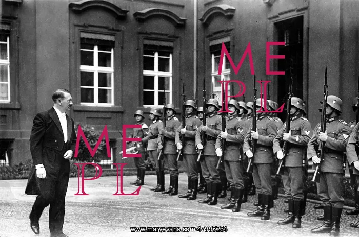 : Adolf Hitler before the Guard of Honor of the Reich : Adolf Hitler before the Guard of Honor of the Reich