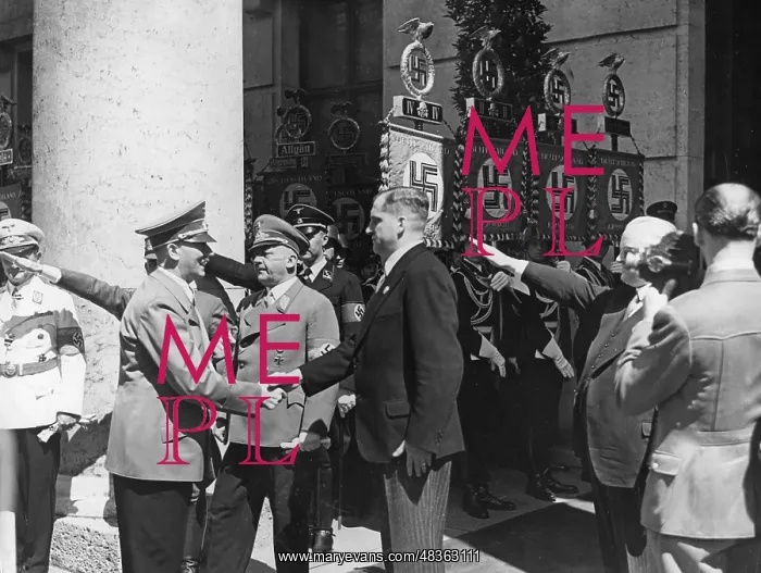: Adolf Hitler in front of the Haus der deutschen : Adolf Hitler in front of the Haus der deutschen