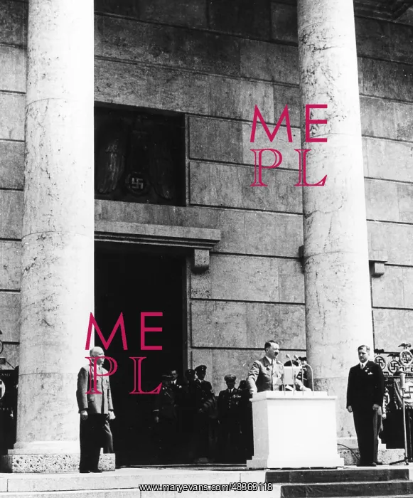 : Adolf Hitler in front of the Haus der deutschen : Adolf Hitler in front of the Haus der deutschen