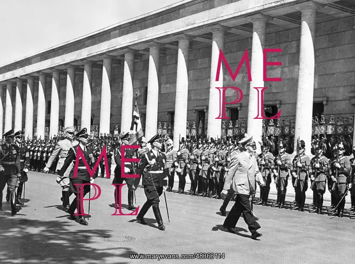 : Adolf Hitler in front of the Haus der Kunst in Munich : Adolf Hitler in front of the Haus der Kunst in Munich