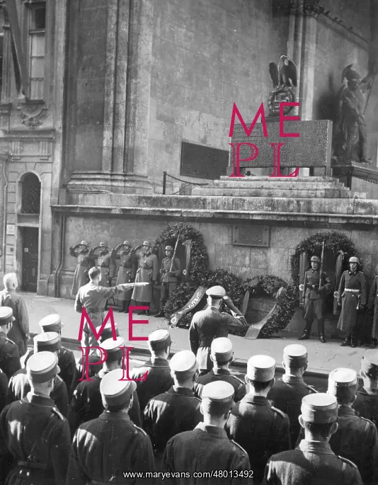 : Adolf Hitler honoring the dead of 1923, 1939 : Adolf Hitler honoring the dead of 1923, 1939