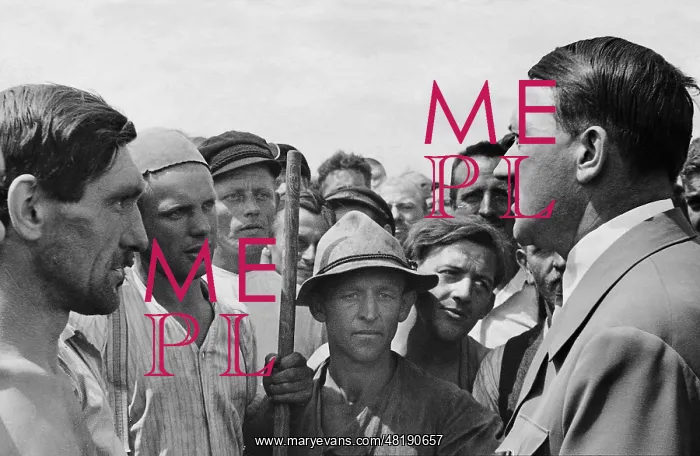  : Adolf Hitler informs himself about the construction work on