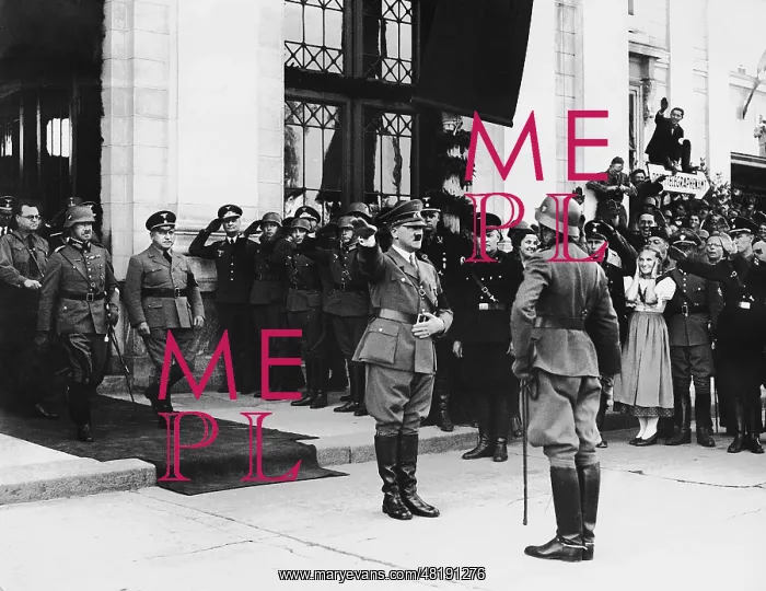 : Adolf Hitler and Josef Burckel in front of the station of Gr : Adolf Hitler and Josef Burckel in front of the station of Gr
