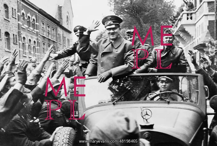 : Adolf Hitler and Julius Schaub back in Berlin after their tr : Adolf Hitler and Julius Schaub back in Berlin after their tr