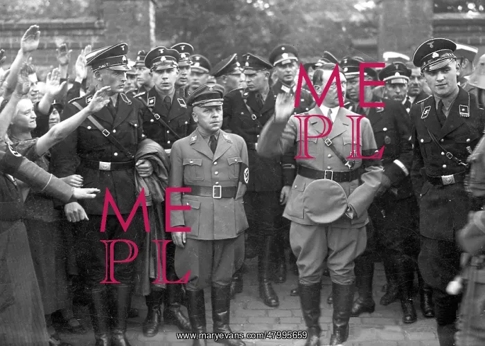 : Adolf Hitler and Max Amann with SS escort : Adolf Hitler and Max Amann with SS escort