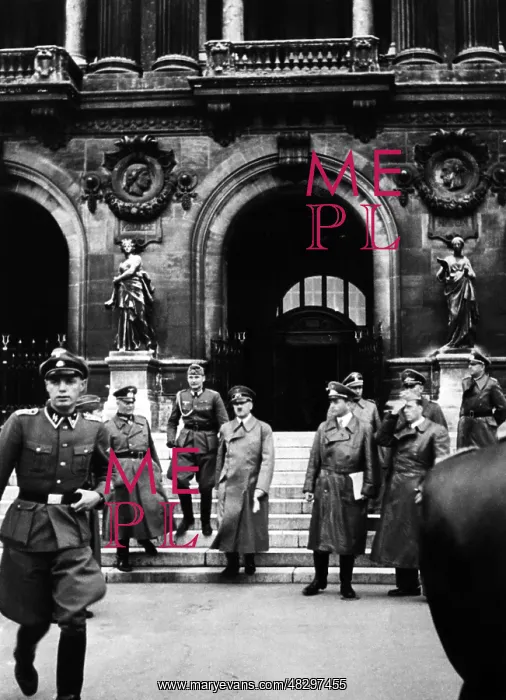  : Adolf Hitler in Paris, 1940