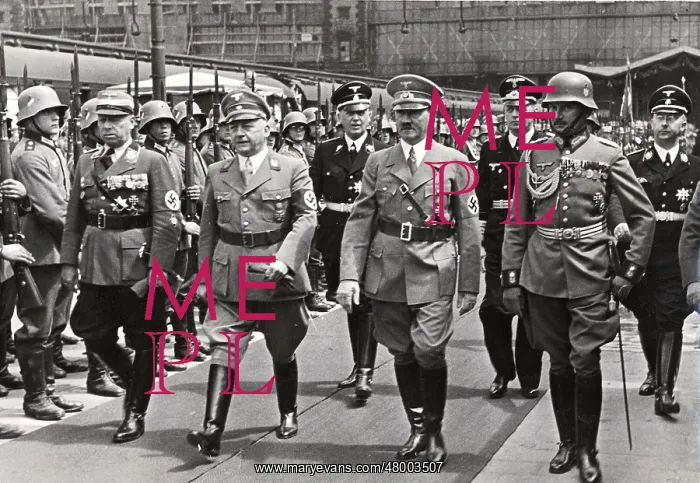 : Adolf Hitler at railway station, Munich : Adolf Hitler at railway station, Munich