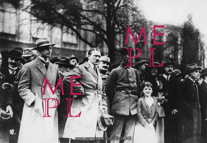 : Adolf Hitler with Rosenberg and Toben, Munich : Adolf Hitler with Rosenberg and Toben, Munich