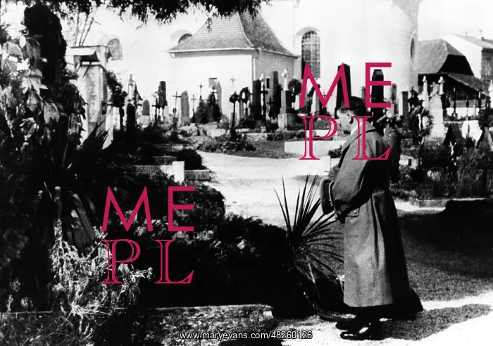 : Adolf Hitler visits the grave of his parents, 1938 : Adolf Hitler visits the grave of his parents, 1938