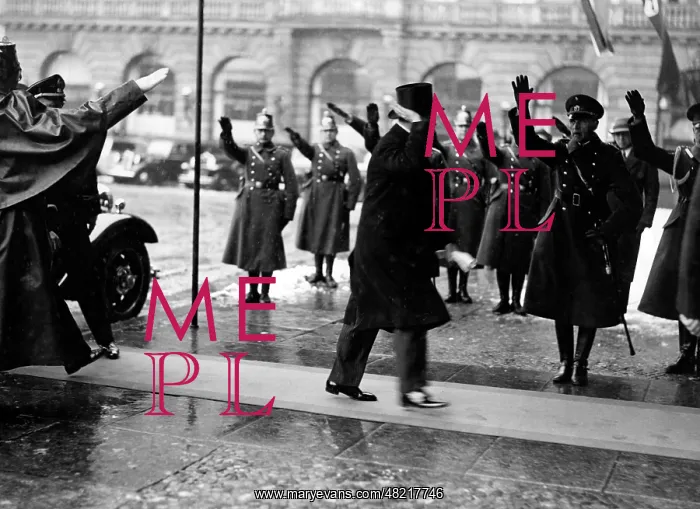 : Adolf Hitler on the way to an exhibition 1935 : Adolf Hitler on the way to an exhibition 1935