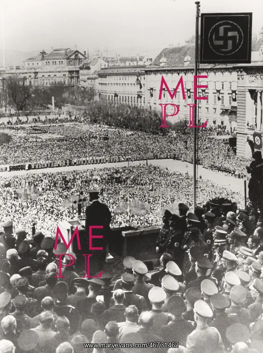 : Adolf Hitler on the Wiener Heldenplatz : Adolf Hitler on the Wiener Heldenplatz