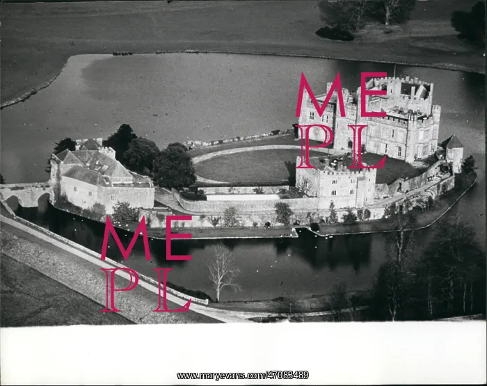 : Aerial view of Leeds Castle, Kent : Aerial view of Leeds Castle, Kent